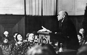 講義するアルフレッド・アドラーの姿