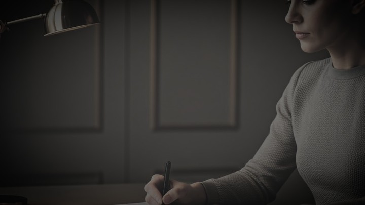 心理検査を受ける女性の姿